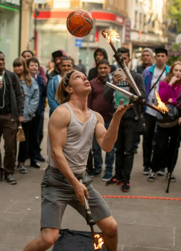 Artista callejero haciendo malabares con fuego en Valencia