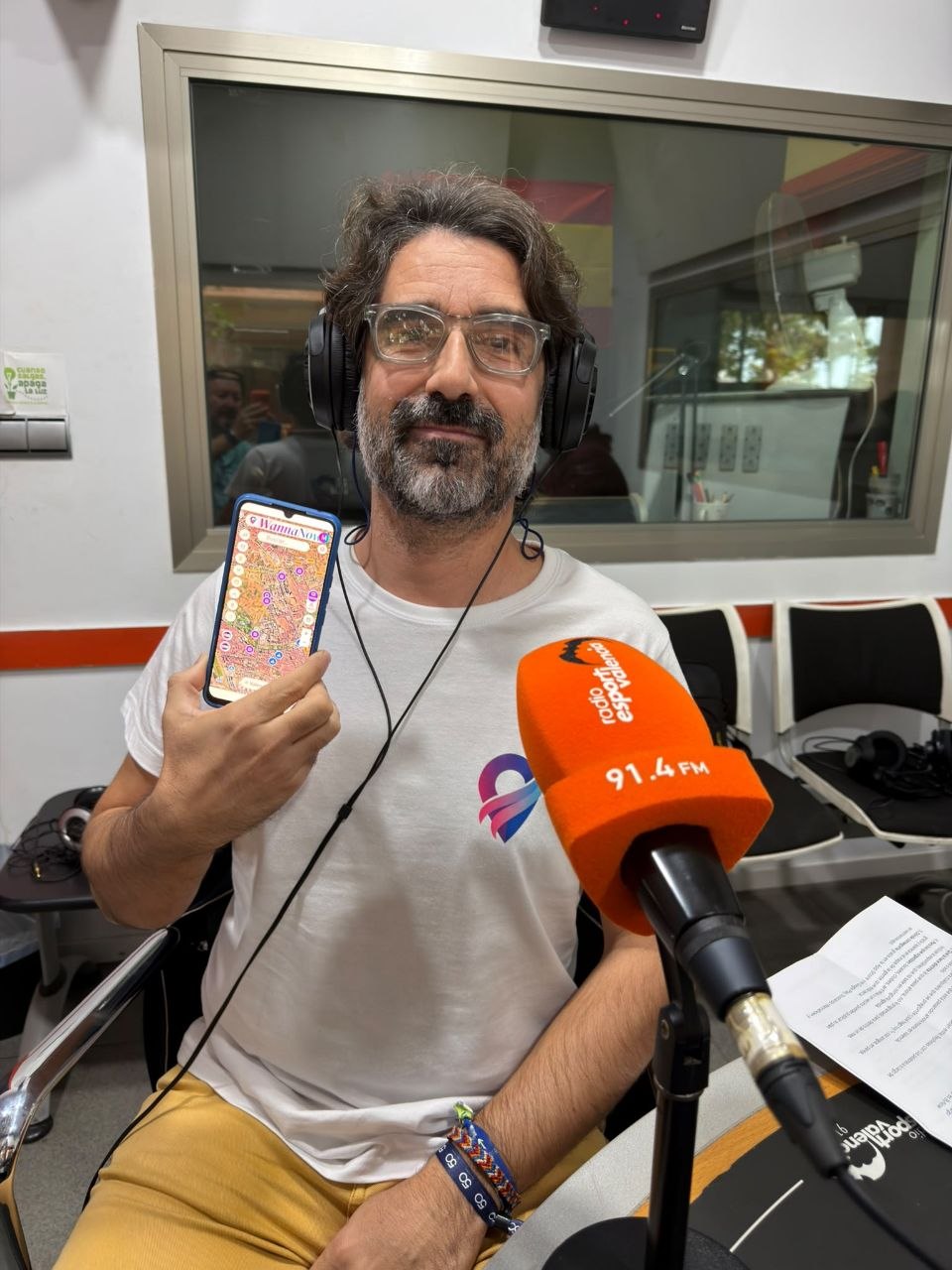 Vicent, del equipo de WannaNow, enseña la app en el estudio de Radio Esport Valencia 91.4 FM