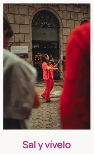 Sal y vívelo: violinista tocando música en directo en la calle